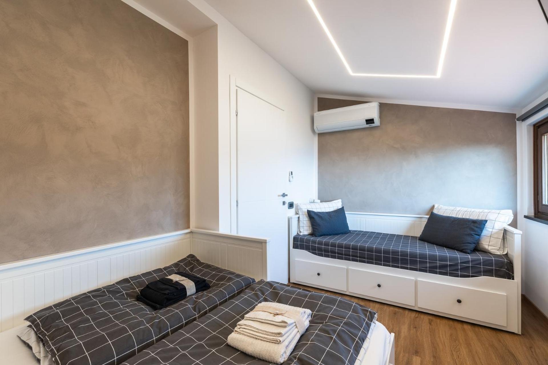 Spettacolare Vista Isola Terrazza E Idromassaggio Villa Ноли Екстериор снимка