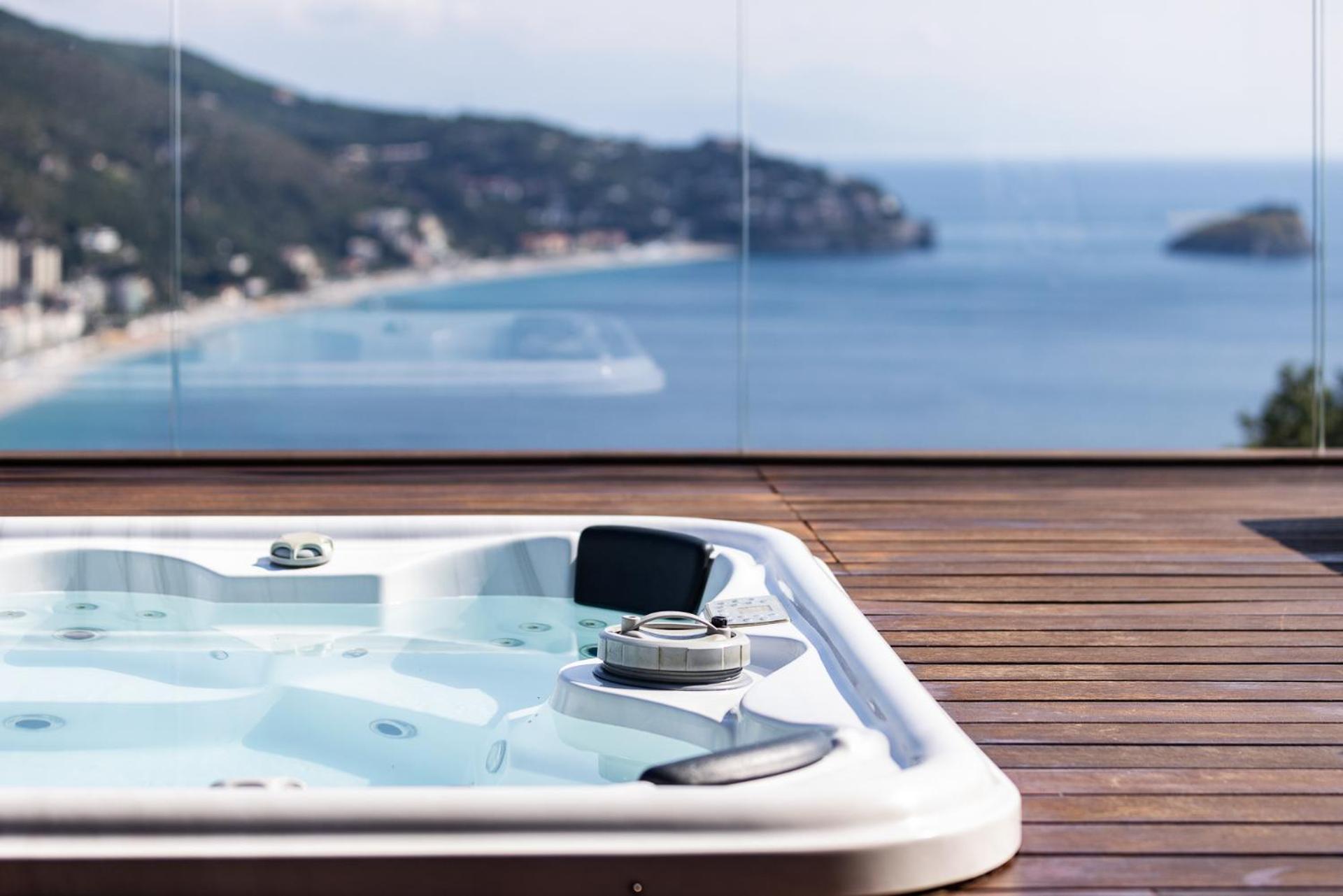 Spettacolare Vista Isola Terrazza E Idromassaggio Villa Ноли Екстериор снимка