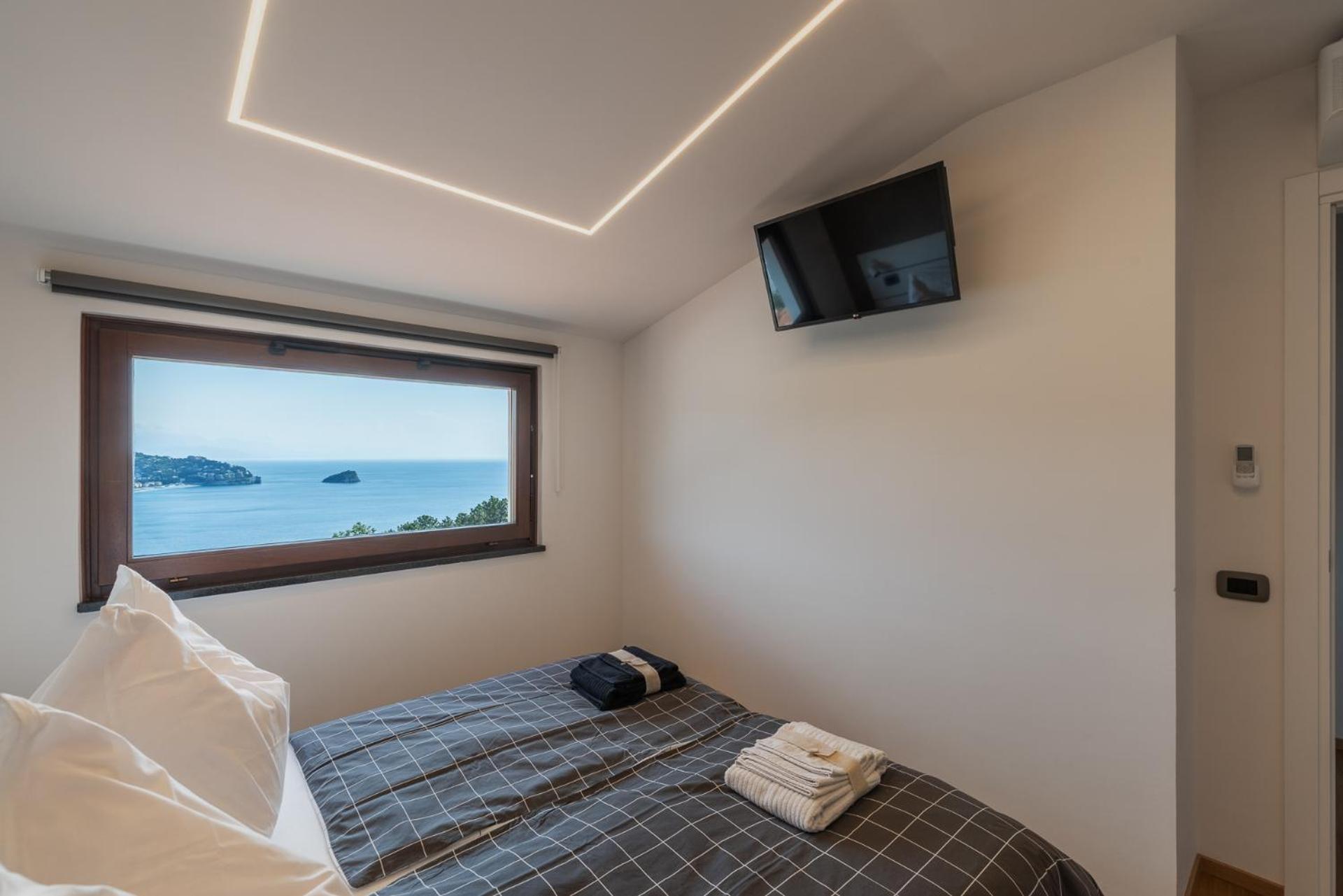Spettacolare Vista Isola Terrazza E Idromassaggio Villa Ноли Екстериор снимка